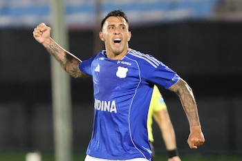Rodrigo Contreras, de Millonarios, celebra un gol este jueves en el partido de la Copa Sudamericana ante Boston River en el estadio Estadio Centenario, en Montevideo (Uruguay). EFE/ Gastón Britos