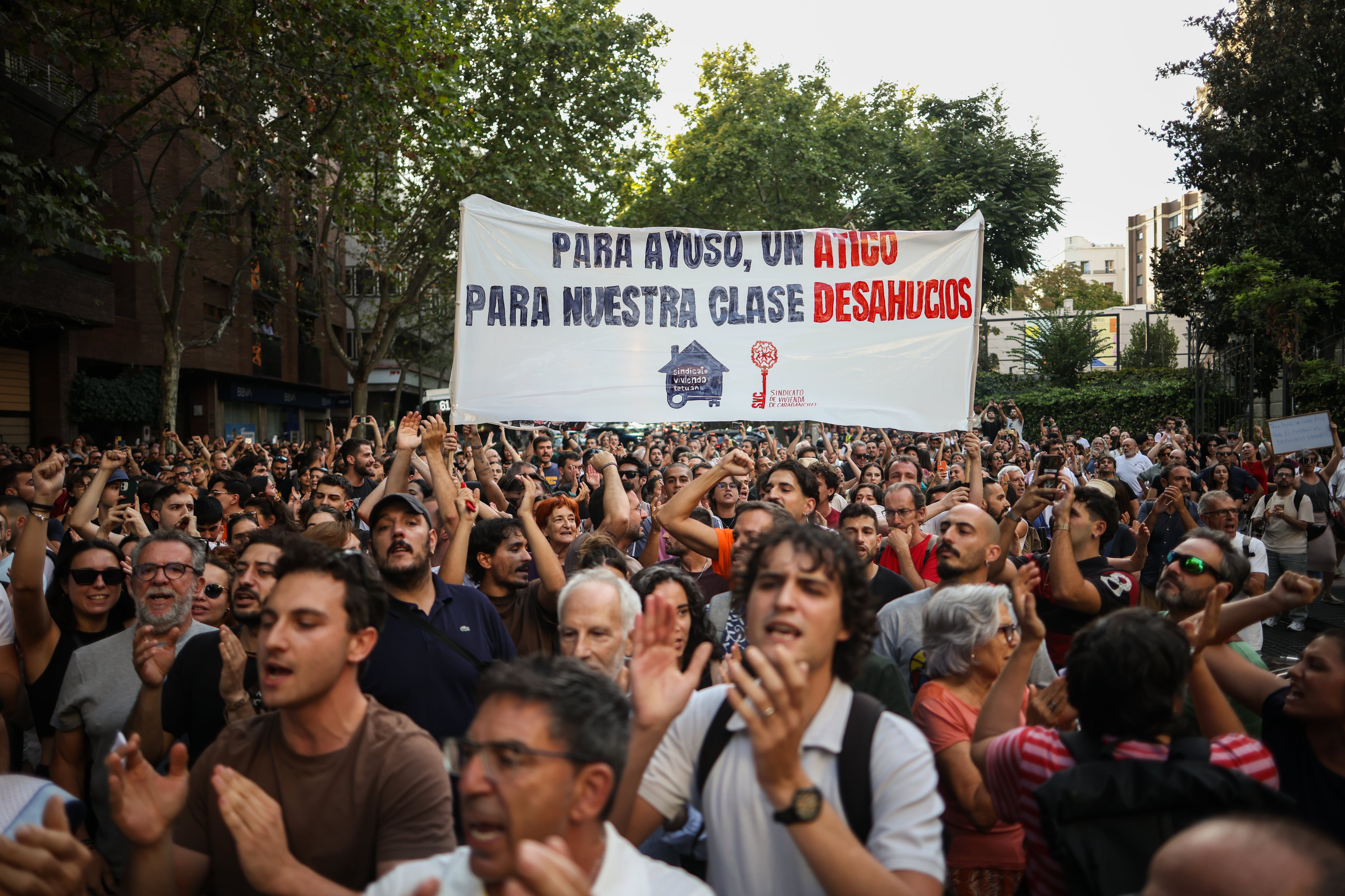 Decenas de personas durante una concentración frente al ático de Chamberí tras el desahucio de Maricarmen. (Alejandro Martínez Vélez/Europa Press)