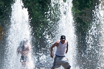 Los CDC advierten que el agotamiento por calor puede derivar en golpe de calor si no se aplican medidas inmediatas de enfriamiento y rehidratación. (AP Foto/Charlie Riedel)