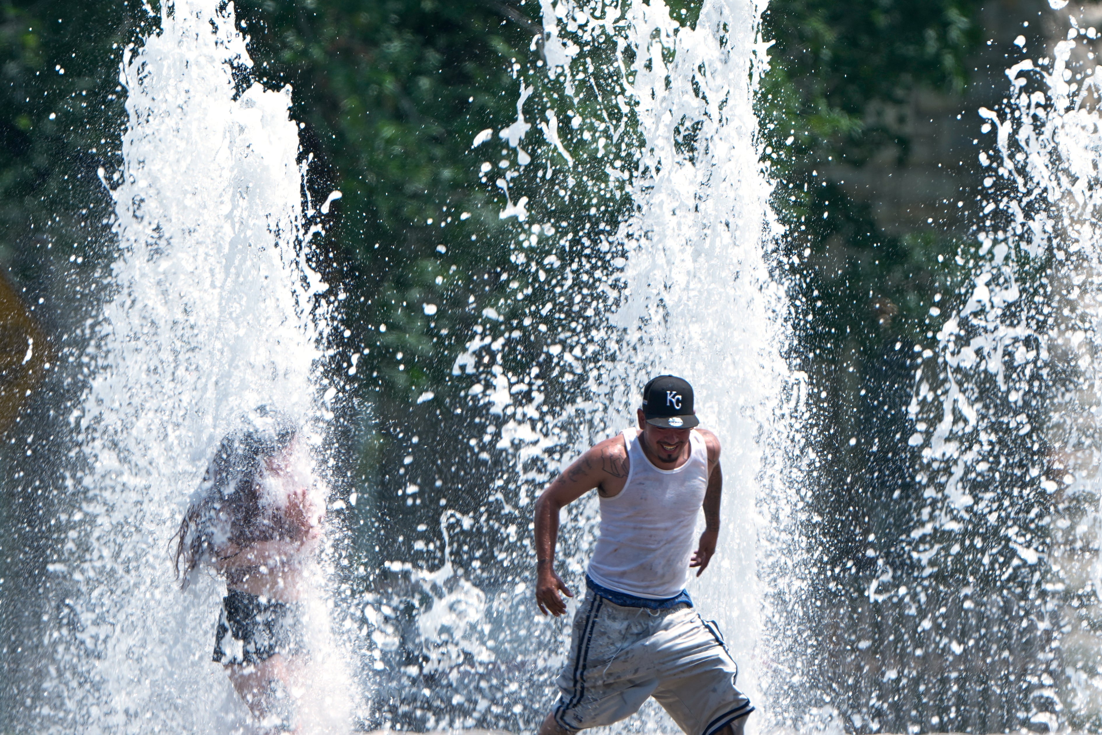 Los CDC advierten que el agotamiento por calor puede derivar en golpe de calor si no se aplican medidas inmediatas de enfriamiento y rehidratación. (AP Foto/Charlie Riedel)