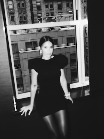 La elección de mangas voluminosas y drapeado define la figura y aporta estructura al diseño de Antonela