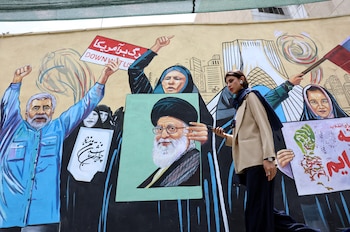 Una mujer camina junto a una pintada antiestadounidense en una calle de Teherán, Irán, el 20 de julio de 2026. (EFE/Abedin Taherkenareh)