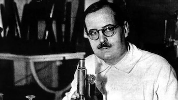 La historia del médico argentino que recibió el Premio Nobel y dio origen al Día del Investigador Científico
