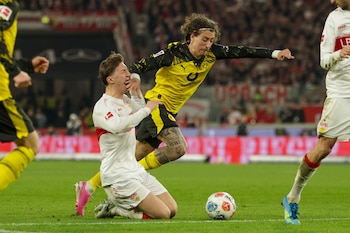 Angelo Stiller y Fábio Silva en el duelo Stuttgart vs. Borussia Dortmund-crédito Christopher Neundorf/ EFE/EPA