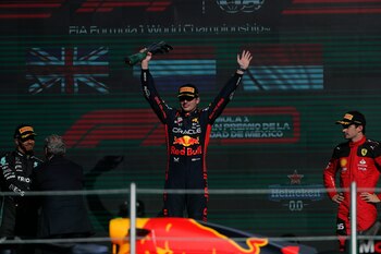 El holandés Max Verstappen de Red Bull Racing (c), el británico Lewis Hamilton de Mercedes (i) y el monagesco Charles Leclerc de Scuderia Ferrari (d) celebran hoy, al final del Gran Premio de México de Fórmula 1, en el autódromo Hermanos Rodríguez, en Ciudad de México. (EFE/ Isaac Esquivel)