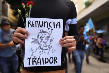 Un manifestante porta un dibujo