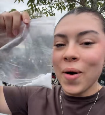 El video de Angie Castillo en un centro de acopio se volvió viral por la confusión con un polvo blanco - crédito @angiesitacastillo/tiktok