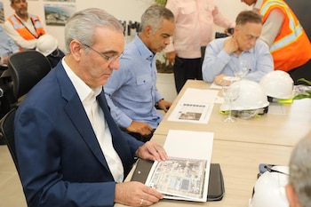 Luis Abinader supervisó en Boca Chica el avance de la Generadora San Felipe Andrés I junto al Gabinete Eléctrico y a los responsables del proyecto. (Foto cortesía Presidencia de la República Dominicana)