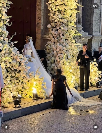 El vestido nupcial combinó mangas de encaje floral, falda recta en satén y un manto de tul gris - crédito @regiacol/Instagram