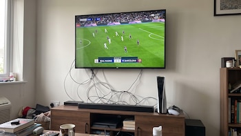Oculta los cables de tu televisor sin hacer agujeros: guía para un salón ordenado y moderno