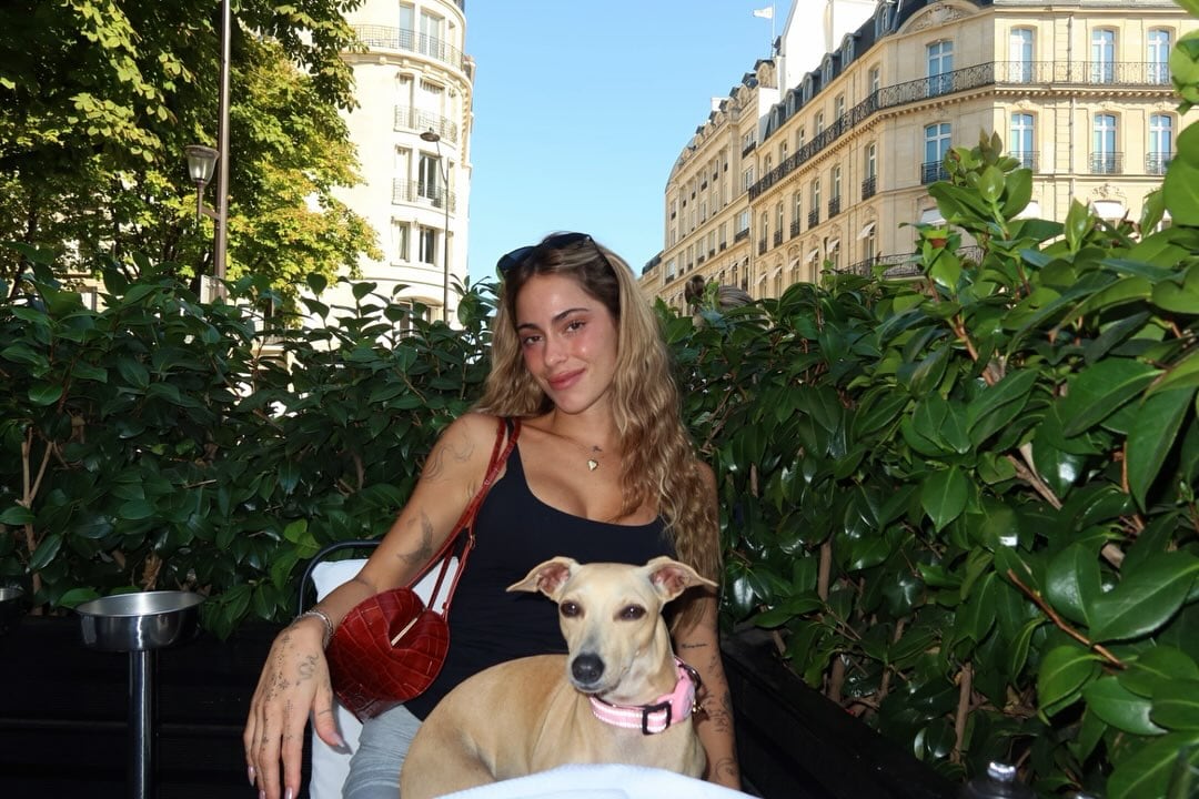 La presencia de Fifi en las fotos de Tini Stoessel en París impulsó especulaciones sobre una estadía más larga vinculada a una posible boda