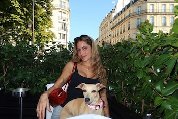 La presencia de Fifi en las fotos de Tini Stoessel en París impulsó especulaciones sobre una estadía más larga vinculada a una posible boda