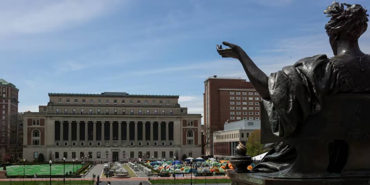 Columbia University denuncia la detención de Elmina Aghayeva sin orden judicial como un procedimiento inaceptable por parte del DHS e ICE. (Reuters)