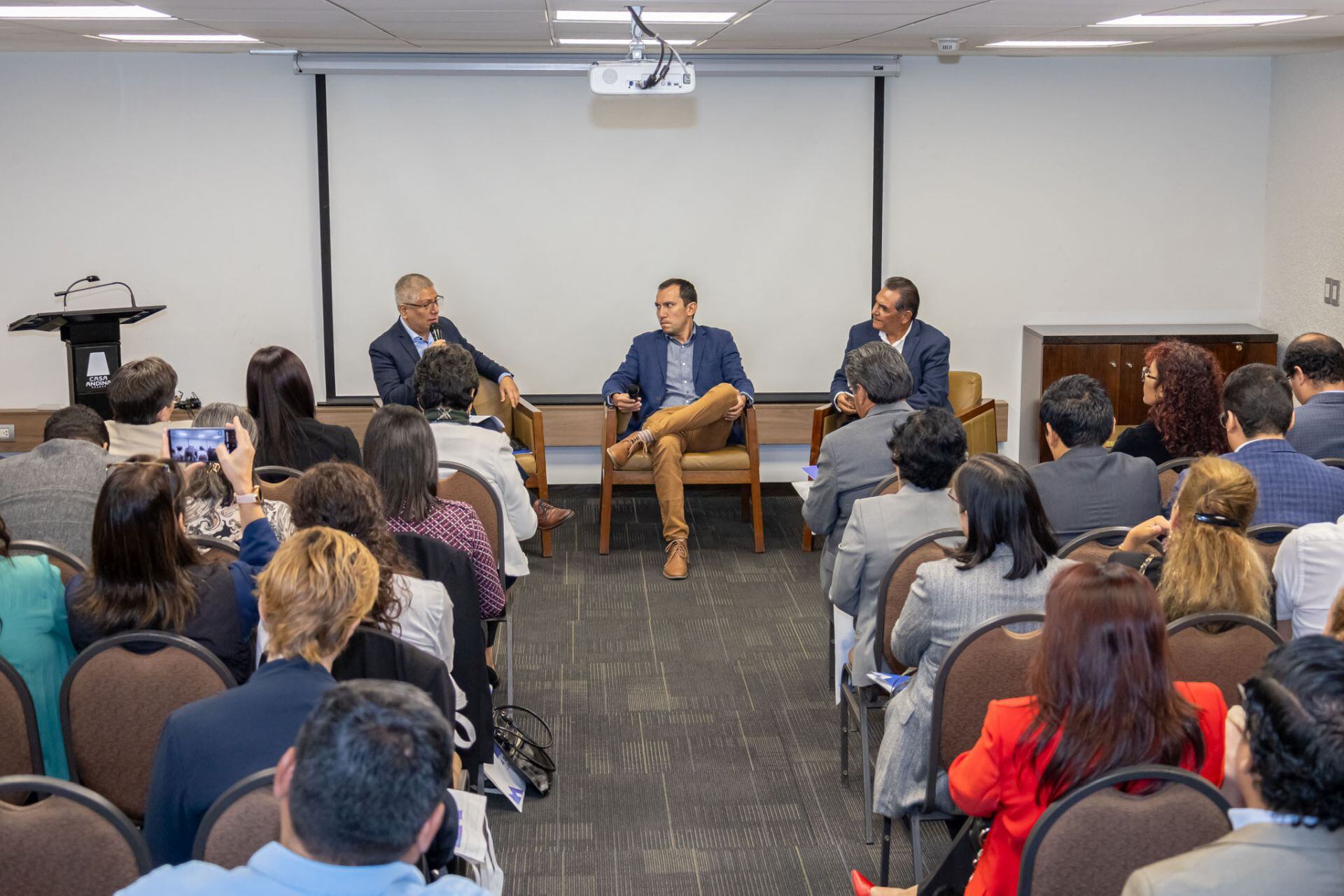 Con una buena asistencia, se realizó el Segundo Conversatorio Nacional organizado por la Asociación de Institutos y Escuelas Superiores del Perú (ASIEES)