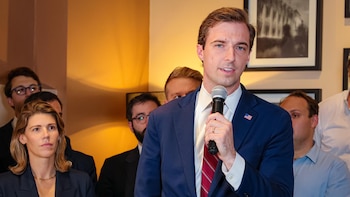 El subsecretario de Estados Unidos, Caleb Orr, elogia el “milagro” económico y tecnológico de El Salvador durante visita oficial