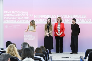 La ministra de Trabajo y Economía Social, Yolanda Díaz, junto a representantes de CCOO y UGT durante la firma del protocolo de acompañamiento para las personas trans. (Gustavo Valiente / Europa Press)