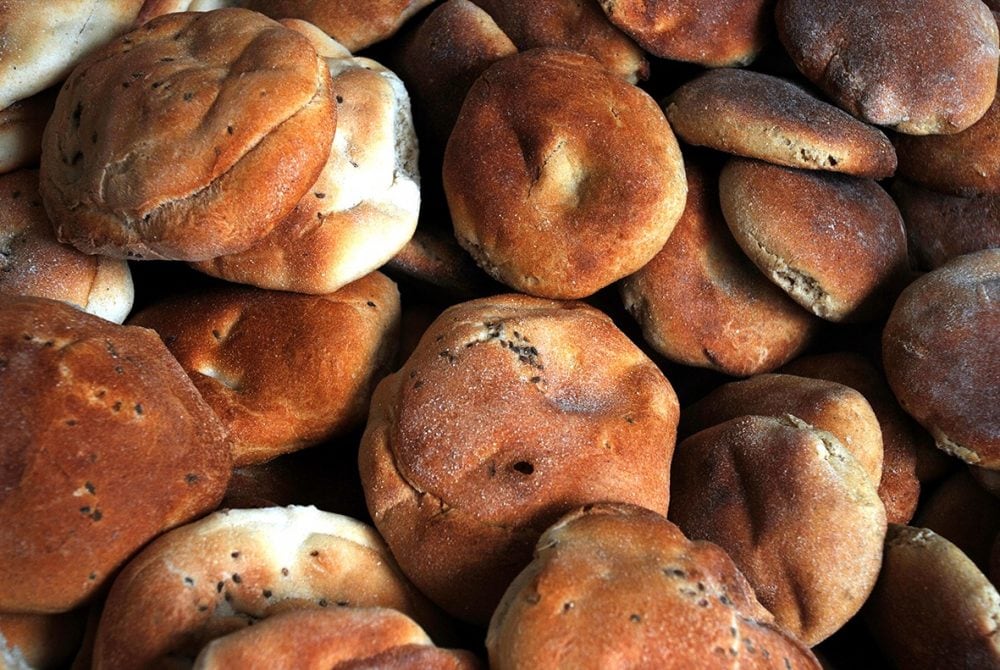 Una pila de panes de anís, producto tradicional de Concepción en Junín, exhibe sus superficies tostadas y la presencia de semillas de anís.