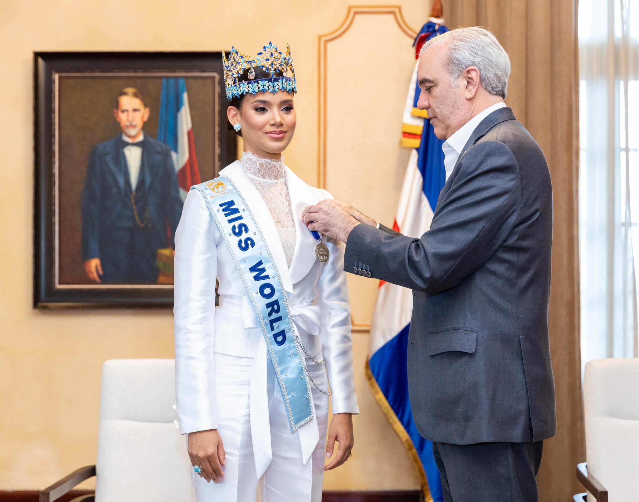 El presidente Luis Abinader recibió a Joheirry Mola en el Palacio Nacional tras su victoria en el certamen Miss Mundo 2026. (Foto cortesía Presidencia de la República Dominicana)