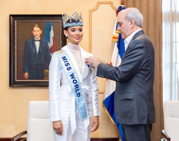 El presidente Luis Abinader recibió a Joheirry Mola en el Palacio Nacional tras su victoria en el certamen Miss Mundo 2026. (Foto cortesía Presidencia de la República Dominicana)