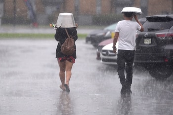 Indomet mantiene bajo seguimiento una zona de aguaceros y tormentas eléctricas desorganizadas asociada a una vaguada sobre el Atlántico subtropical central. (AP foto/LM Otero)