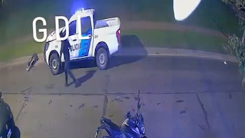 Impactante accidente en Don Orione: un patrullero que acudía a un llamado del 911 atropelló a un hombre cuando cruzaba la calle