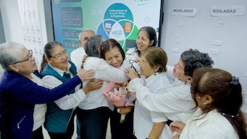 Pensionistas de la ONP regresan a las aulas y sorprenden a su profesora con emotivo homenaje por el Día del Maestro