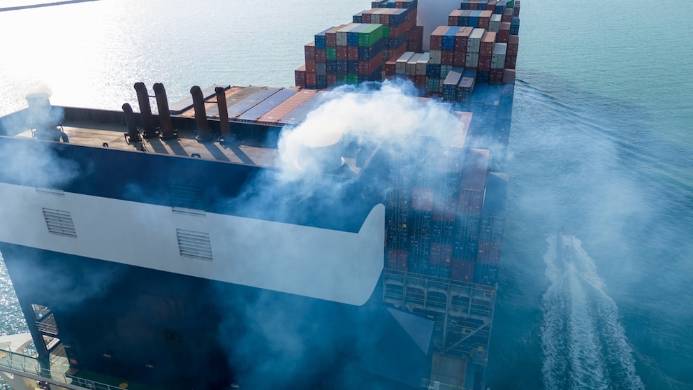 La OMI retrasa su plan de descarbonización y la industria naviera ajusta su transición energética