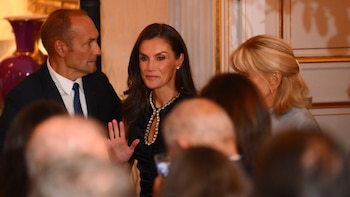 El último guiño de la reina Letizia a Francia antes de la despedida con Macron y Brigitte: vestido de firma francesa y escote en forma de lágrima