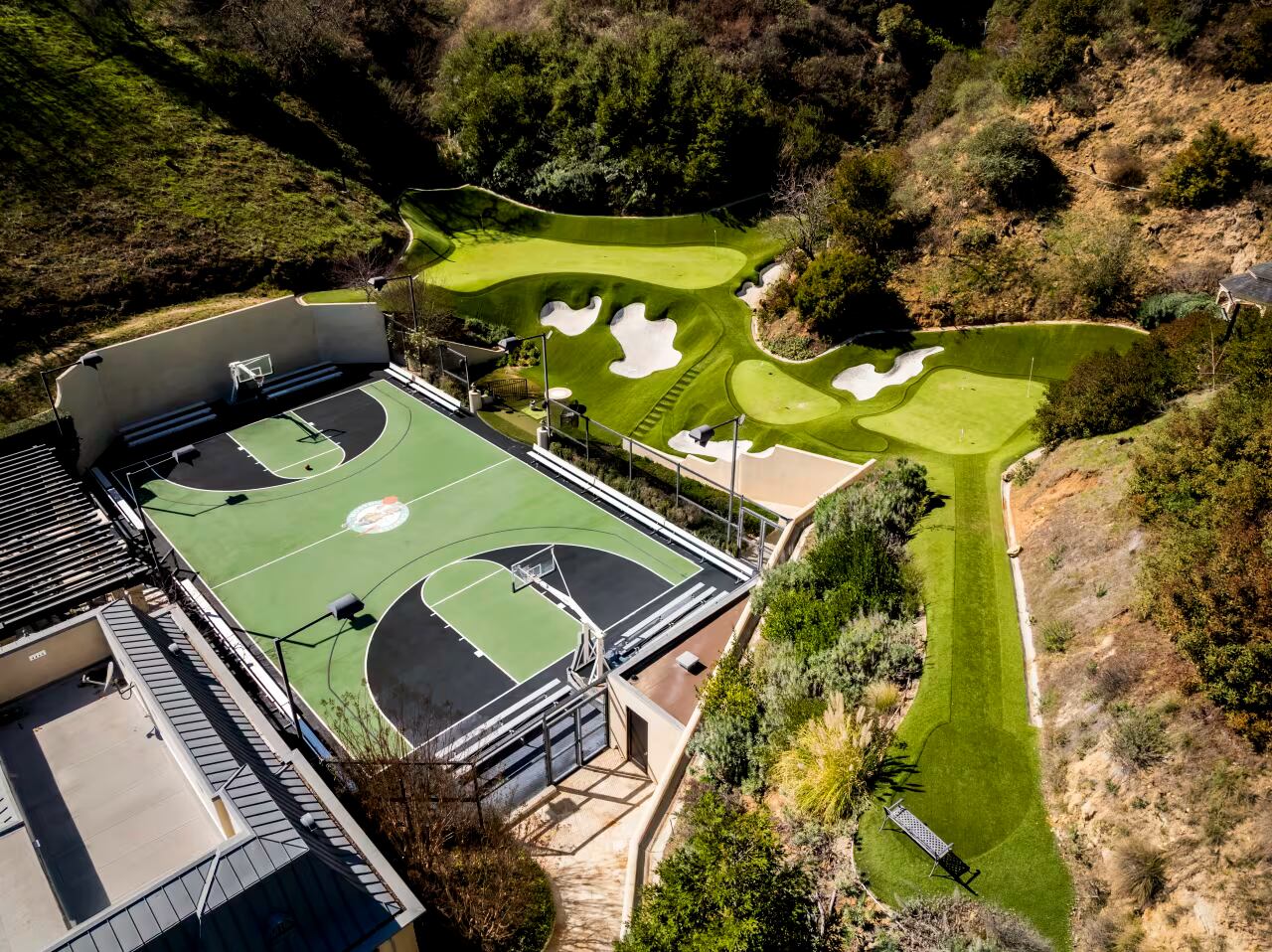 La nueva casa de Paris Hilton tiene una piscina tipo resort con toboganes y amplias áreas verdes para el descanso (WSJ/PAUL BARNABY)