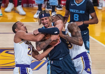 Brandon Clarke pelea por la pelota en un duelo ante Los Ángeles Lakers, en la NBA (Europa Press)