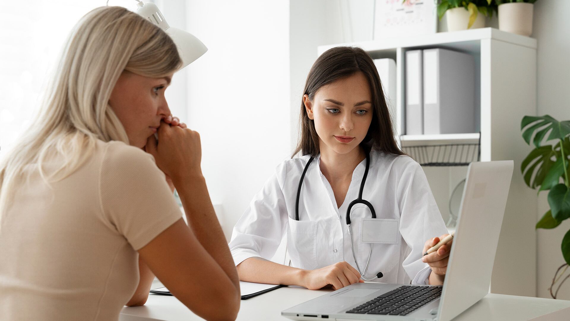 Las diferencias biológicas y hormonales afectan la hidratación, el sueño y la recuperación en atletas mujeres (Freepik)