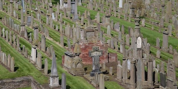 Historic Environment Scotland gestiona la conservación de la abadía de Arbroath y mantiene abiertas áreas exteriores y jardines para el público (Wikimedia Commons)