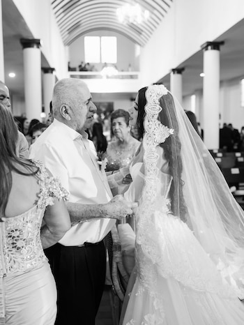 La presencia del abuelo de Jenny López en la boda, registrada en fotografías difundidas por la cantante, refleja la cercanía familiar y el significado que tuvo para ella compartir ese momento junto a él - crédito @jennylopez_oficial/ Instagram