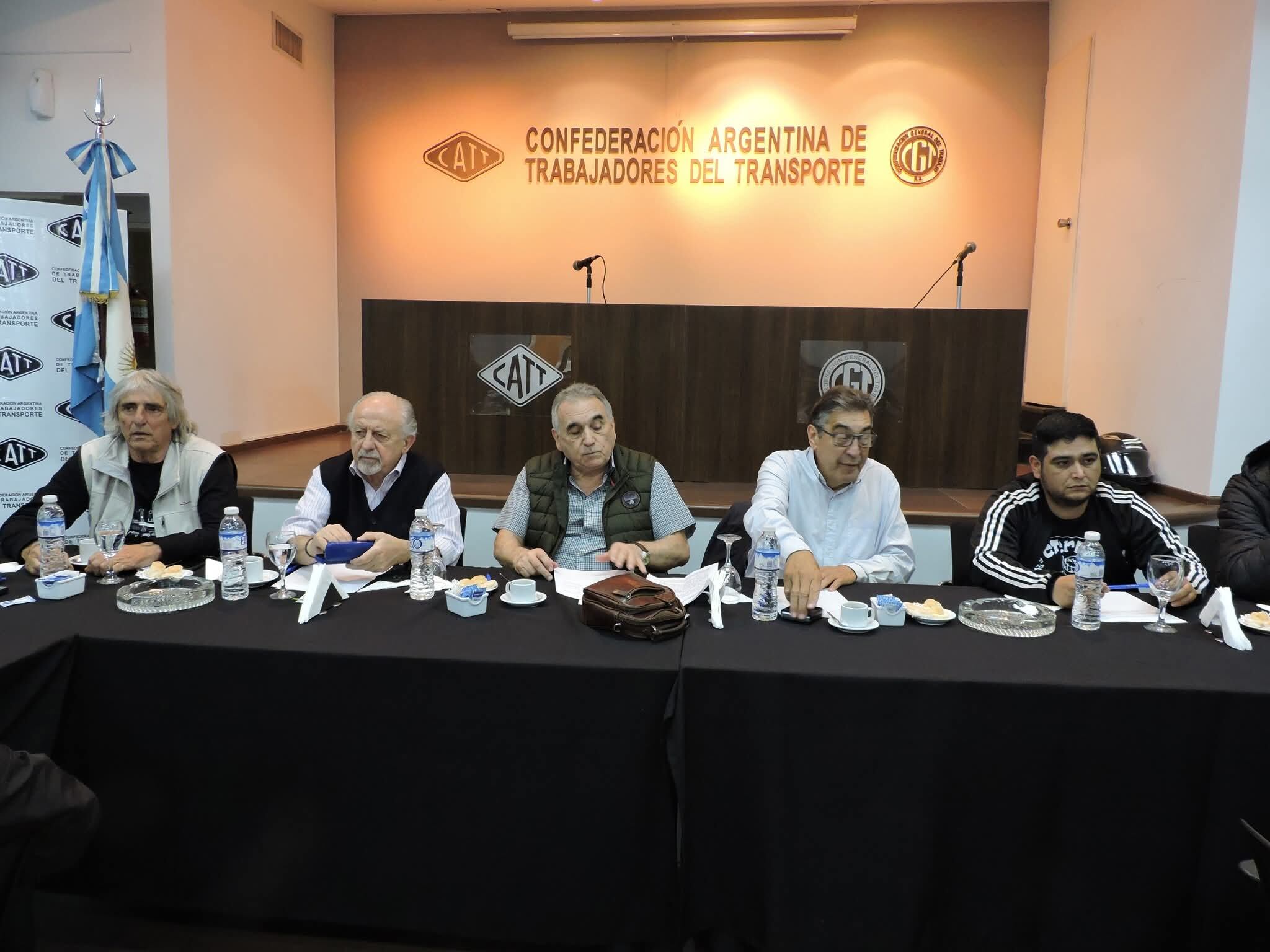 Alejandro Gramajo (derecha) titular de la UTEP, junto a sindicalistas que movilizaran el miércoles