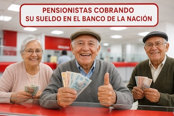 Tres adultos mayores sostienen billetes de banco frente a un mostrador en una oficina bancaria.