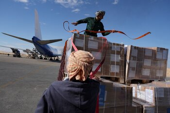 Personas transportan ayuda humanitaria (REUTERS/Amr
