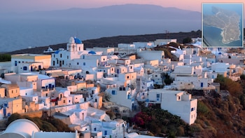 Casas en cuevas, vinos de suelo volcánico y solo 168 habitantes: así es Therasia, la vecina olvidada de Santorini