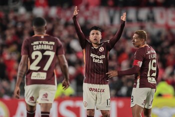 Jairo Concha (medio) le dio