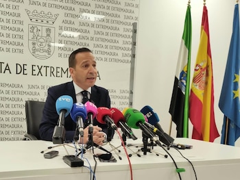 05/10/2026 El vicepresidente y consejero de Desregulación, Servicios Sociales y Familia y presidente de Vox Cáceres, Óscar Fernández Calle, en una comparecencia en su consejería.
POLITICA ESPAÑA EUROPA EXTREMADURA