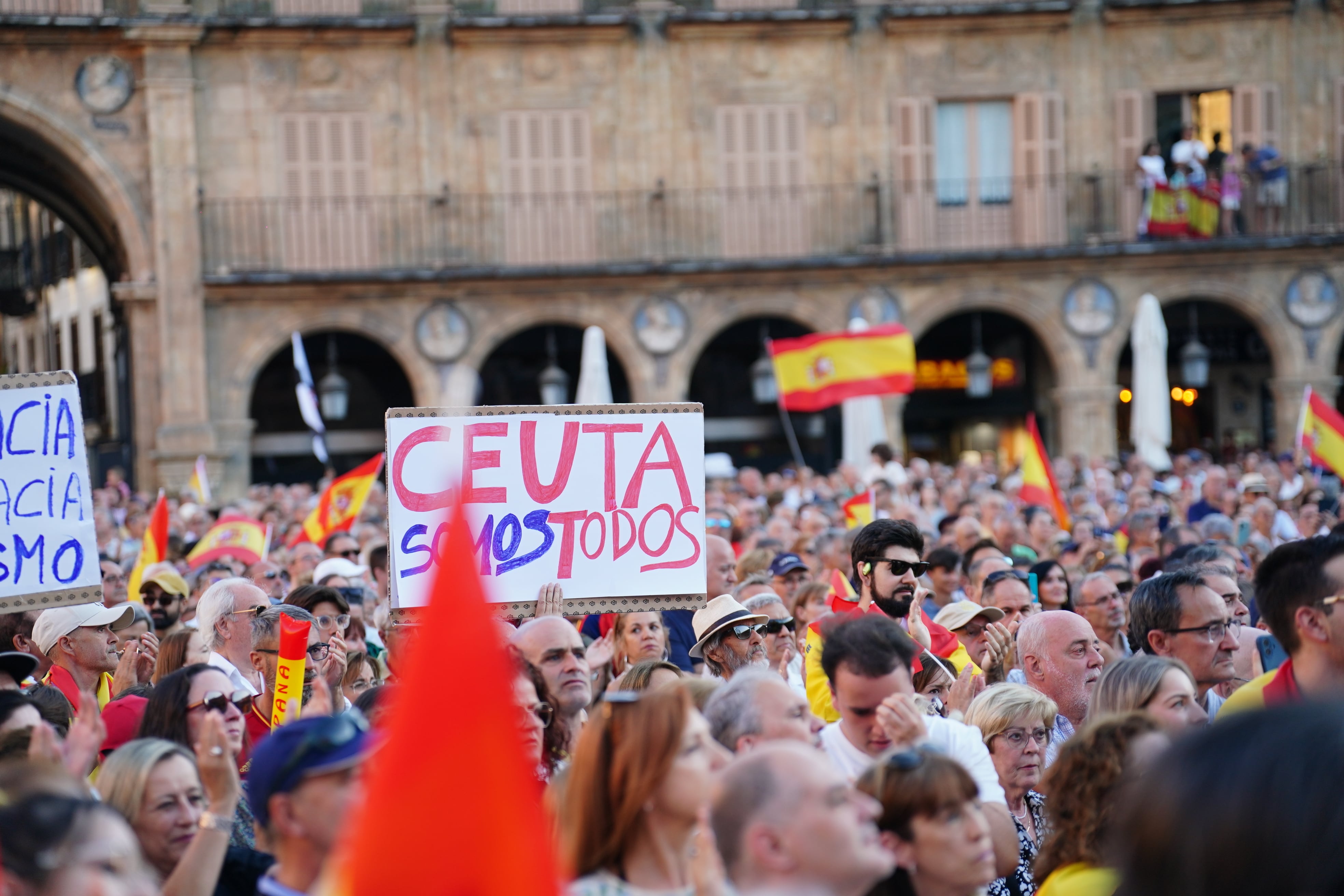 Decenas de personas durante una concentración en solidaridad con Ceuta, en la Plaza Mayor, a 2 de septiembre de 2026, en Salamanca, Castilla y León (España). Manuel Ángel Laya / Europa Press
