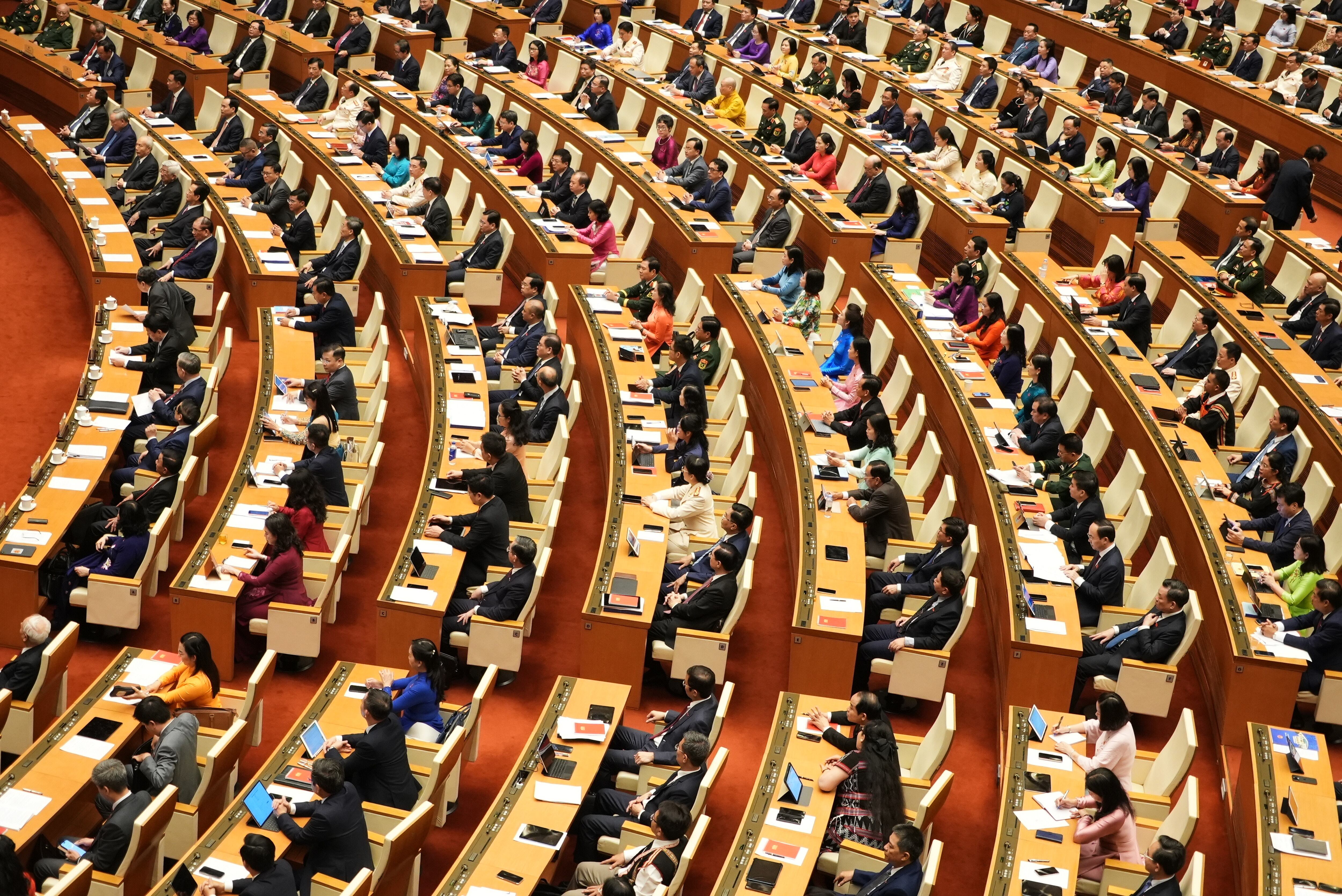Delegados asisten a la sesión inaugural de la Asamblea Nacional de Vietnam en Hanói, Vietnam, el lunes 6 de abril de 2026. (Foto AP/Hau Dinh)