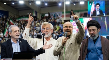 Cuatro líderes iraníes en un escenario. Pezeshkian, Jalili, Ghalibaf con micrófonos y gestos, y Khamenei. Fondo borroso de gente en un acto público.