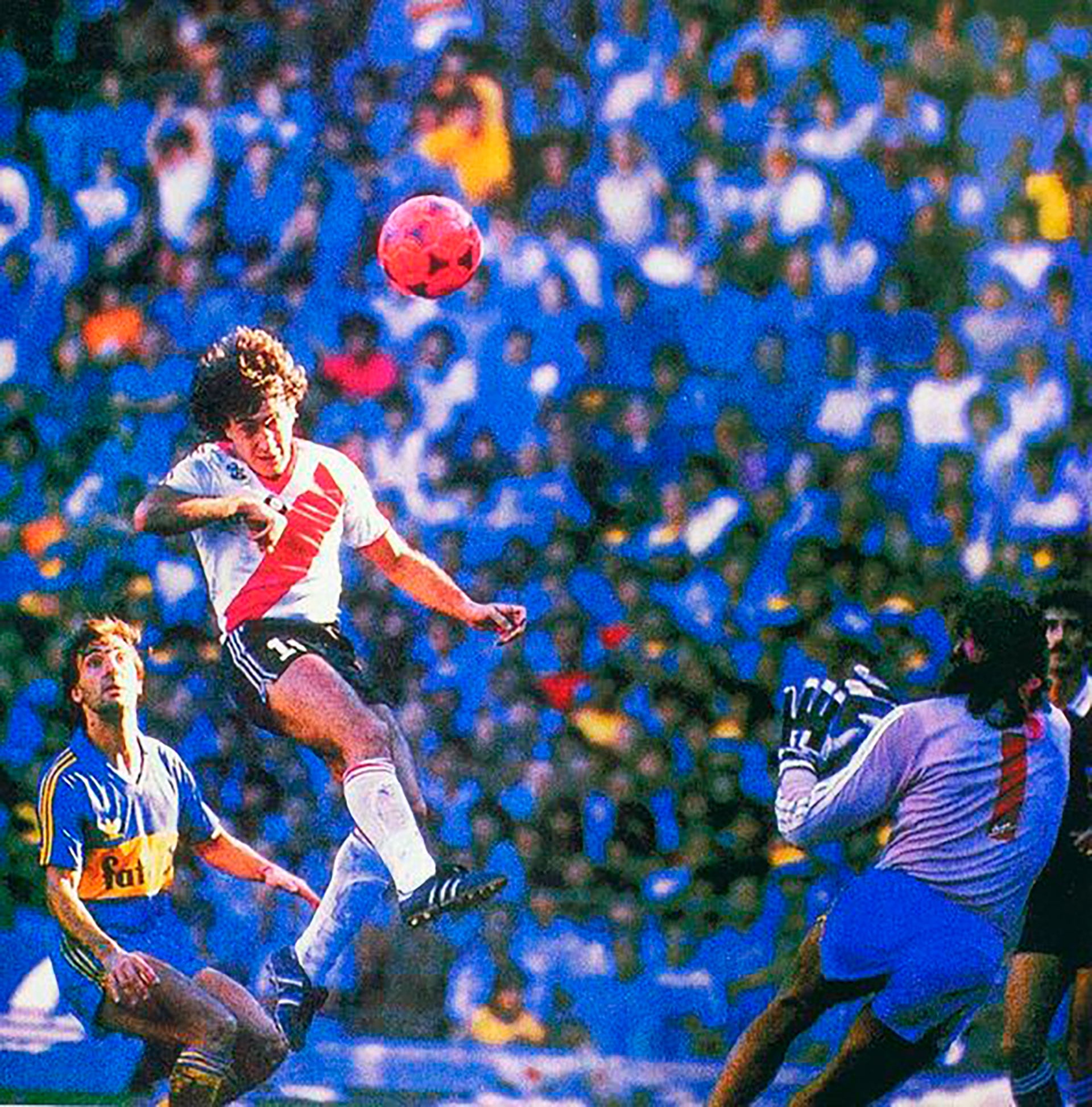El gol con la pelota naranja en un Superclásico en La Bombonera del Beto Alonso que pasó a la historia de River