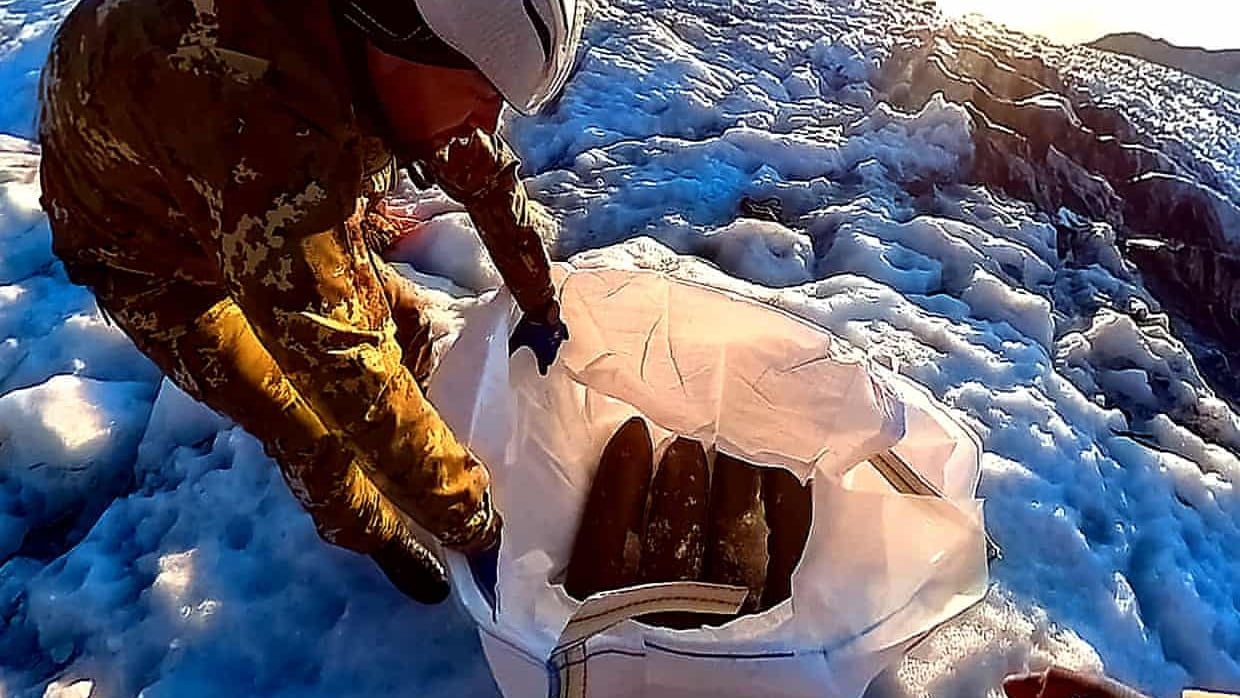 El ejército italiano recupera y desactiva municiones de la Primera Guerra Mundial expuestas por el deshielo (Crédito: Brigada alpina Julia / Ejercito italiano )