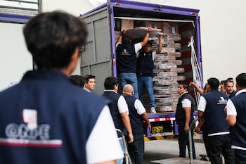 ONPE entrega material electoral a Cancillería para elecciones en el extranjero. (Foto: ONPE)