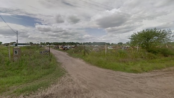Un policía se enfrentó a tiros con ocho delincuentes que querían robar un depósito vehicular judicial: un ladrón murió - Image 2
