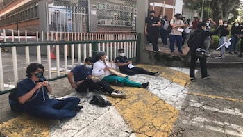 Estudiantes de microbiología de la