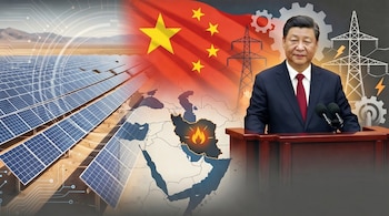 Xi Jinping en un podio con la bandera china de fondo; se ven paneles solares, torres eléctricas, engranajes y un mapa de Irán con un icono de llama