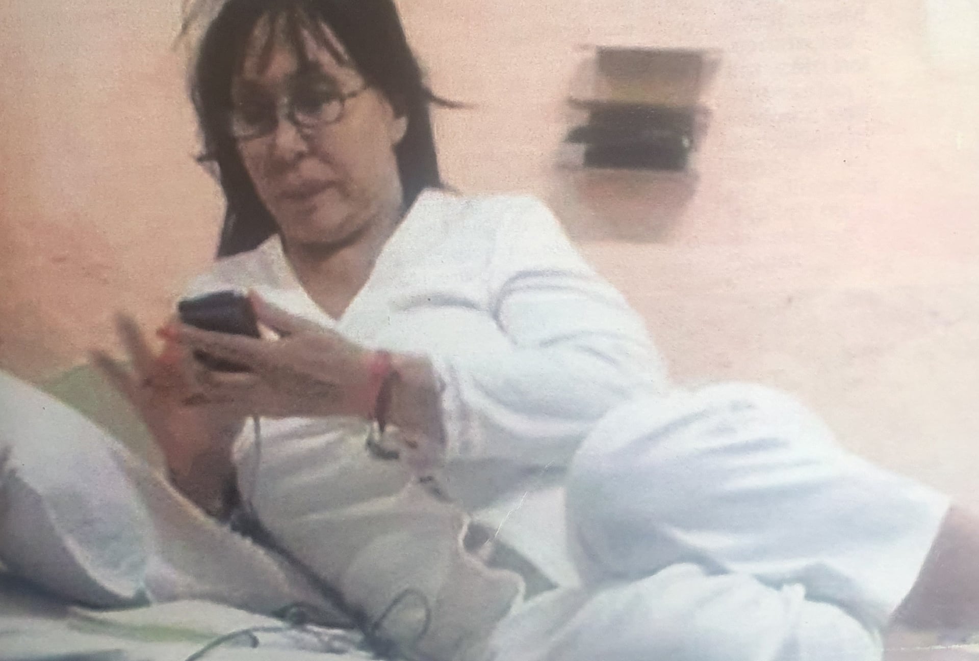 La foto de Moria en su celda, recostada sobre el catre con bata blanca y anteojos,se viralizó en pleno auge del escándalo y continúa circulando en las redes