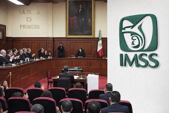 Vista combinada de una sala de audiencias con jueces de la SCJN y público, junto al logo verde y blanco del IMSS en un muro texturizado.